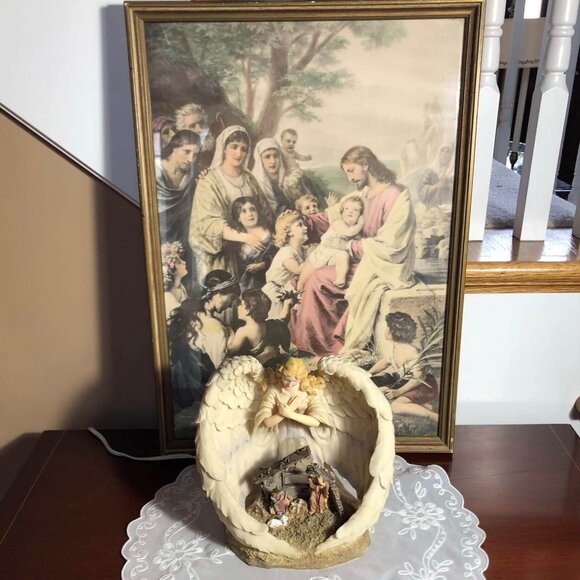 Sculptured Angel & nativity scene nightlight - Picture 3 of 10